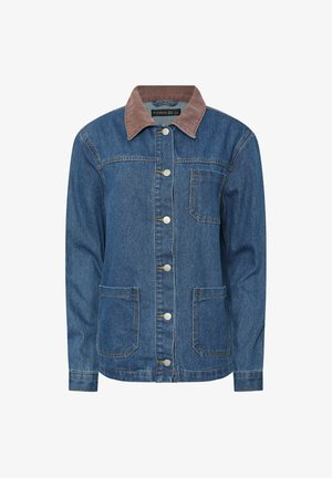 Blauwe spijkerjas met een bruine ribfluwelen kraag, zilveren drukknoopsluitingen aan de voorkant en drie opgestikte voorzakken.