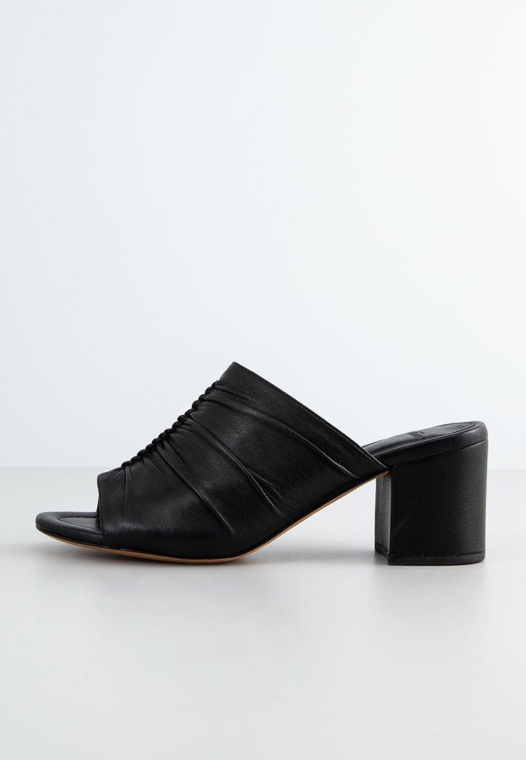 Alexandre Birman Muiltjes met hak zwart Alexandre Birman Muiltjes met hak zwart