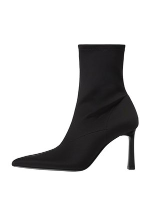Stivaletti neri realizzati in tessuto liscio, con punta affusolata, alto tacco a stiletto e design senza cuciture senza fasteners visibili.