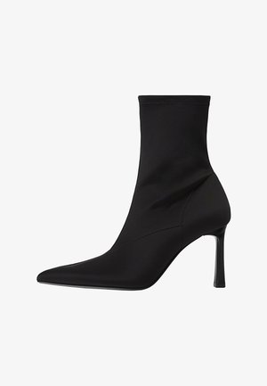 Czarne botki za kostkę wykonane z gładkiego materiału, z szpiczastym noskiem, wysokim obcasem w kształcie szpilki oraz bezszwem wykończeniem, bez widocznych zapięć.