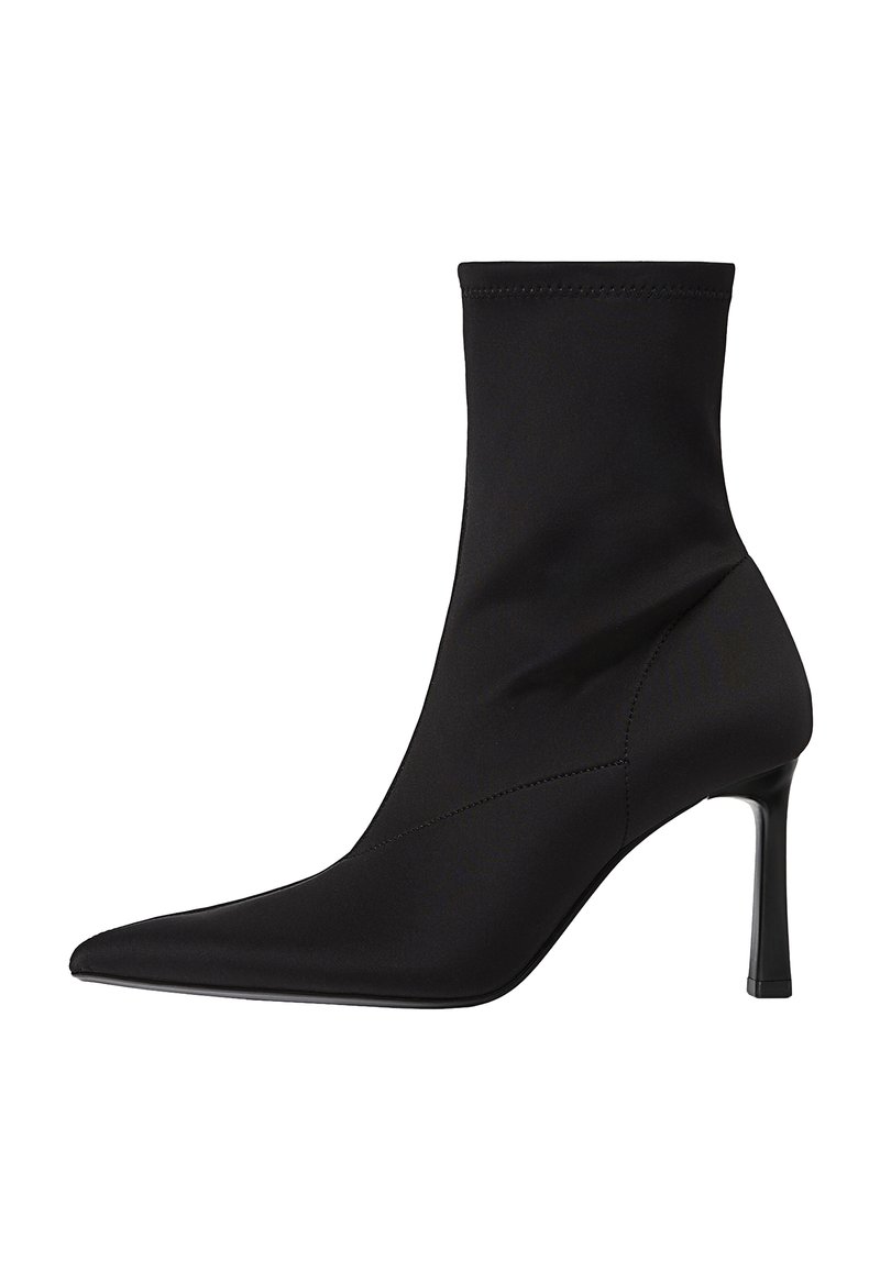 Bottines noires en tissu lisse, présentant un bout pointu, un haut talon aiguille et un design sans couture sans fermetures visibles.