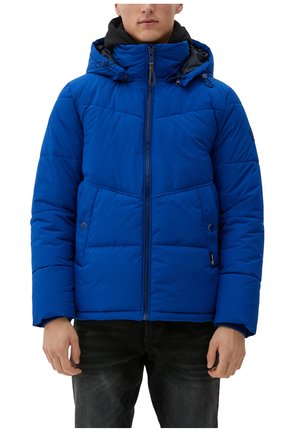 Doudoune bleue avec fermeture éclair, capuche ajustable et couture horizontale. Deux poches latérales et accents noirs sur la doublure intérieure.