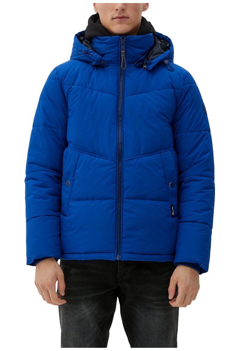 Blaue Pufferjacke mit Reißverschluss, verstellbarem Kapuze und horizontalen Nähten. Zwei Seitentaschen und schwarze Akzente im Innenfutter.