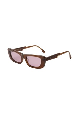 Occhiali da sole in acetato marrone con montatura quadrata, lenti rosa e aste di un marrone scuro testurizzato con motivo geometrico e accento oro.