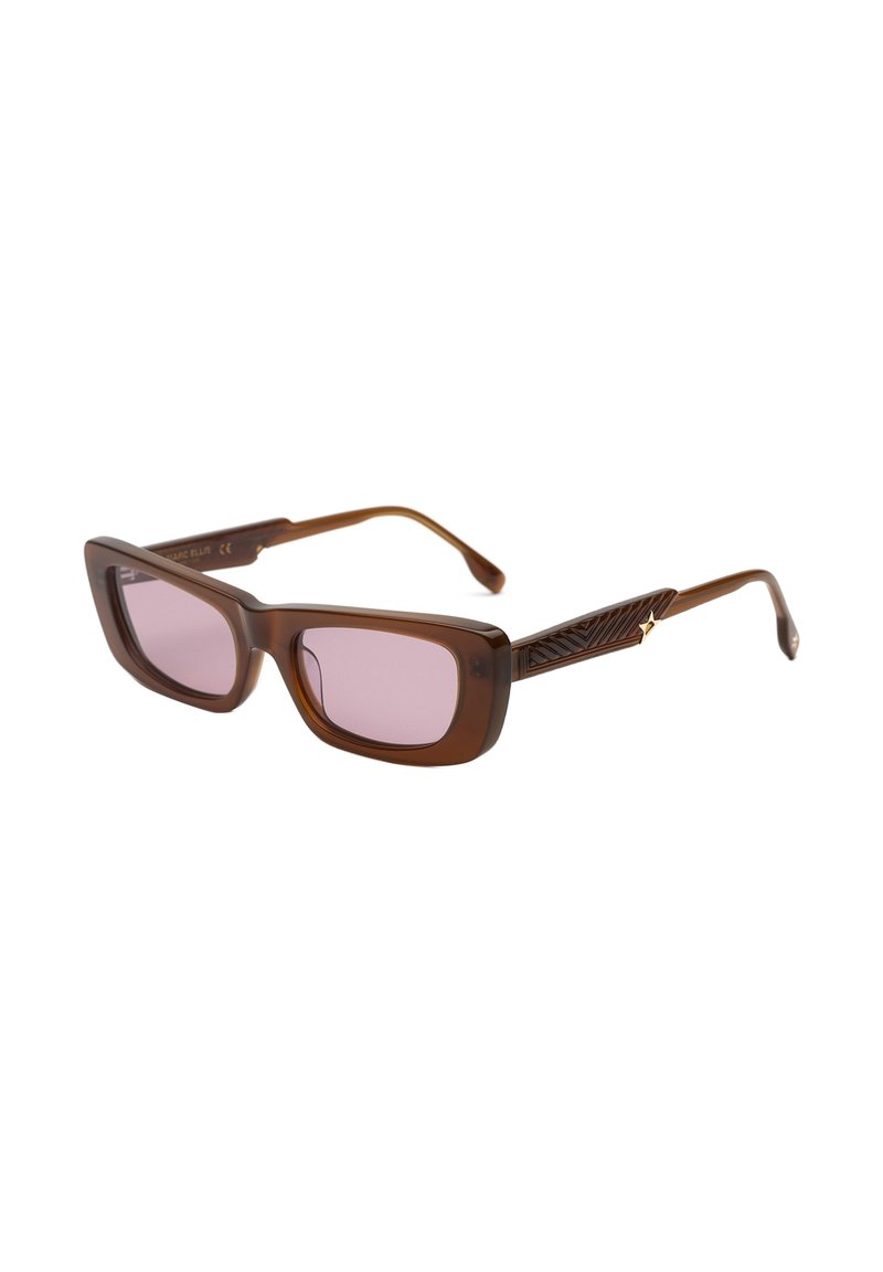 Occhiali da sole in acetato marrone con montatura quadrata, lenti rosa e aste di un marrone scuro testurizzato con motivo geometrico e accento oro.