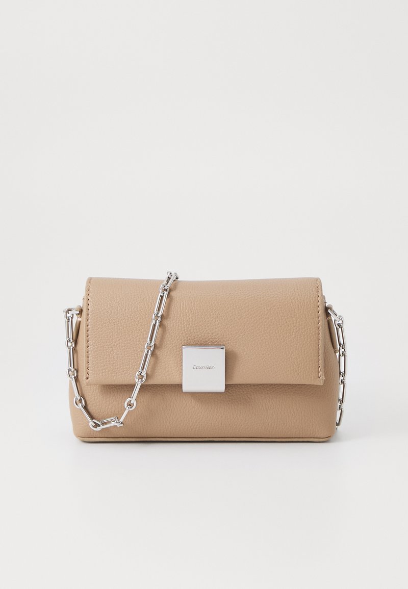 Calvin Klein PLAQUE CROSSBODY CHAIN - Rankinė per petį - amphora