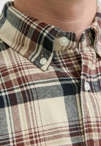 Overhemd met knopen en een ruitpatroon in beige, bruin en marineblauw. Gemaakt van stof met een gestructureerde afwerking. Inclusief kraag en knoopsluiting.