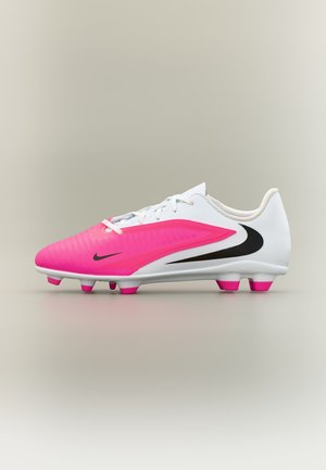 Chaussure de football Nike blanche et rose avec logo swoosh noir, crampons moulés et lacets, vue de côté sur fond uni.