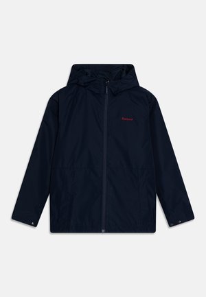 Veste imperméable bleu marine avec capuche, fermeture éclair frontale, poignets élastiques et ourlet ajustable. Présente un petit logo rouge sur la poitrine.