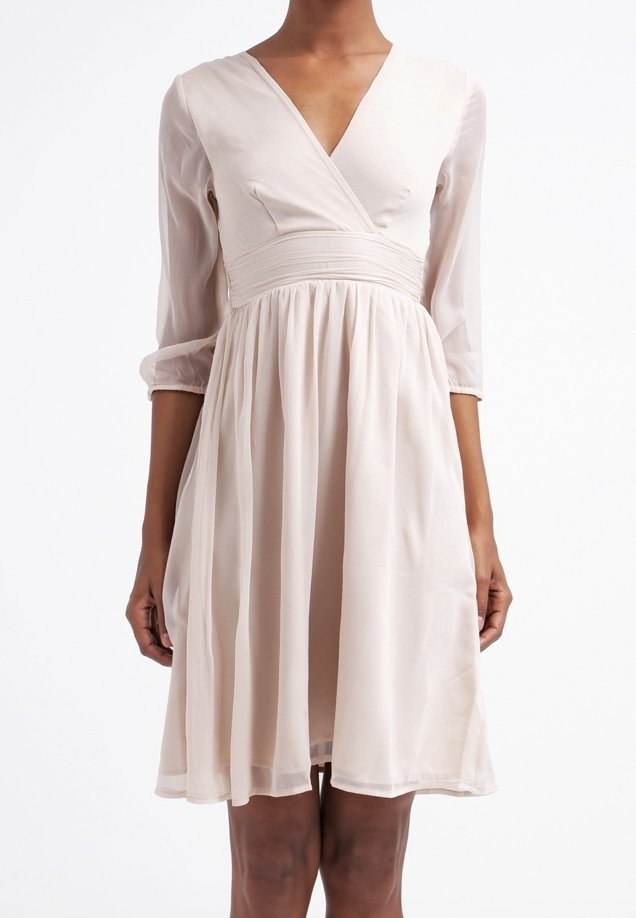 Robe beige clair, longueur genou, avec un décolleté en V croisé, des manches trois-quarts et une taille froncée, confectionnée dans un tissu doux et fluide.