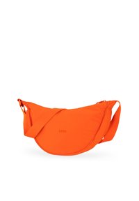 Bolso de hombro de tela naranja con forma curva, detalle de logo y una correa ancha ajustable, con cierre con cremallera.