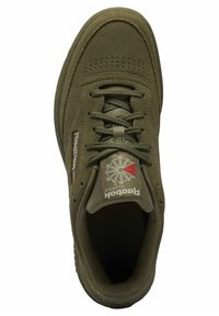 Sneaker Reebok Classic verde oliva con tomaia in suede, chiusura con lacci e logo sulla linguetta e sul pannello laterale.