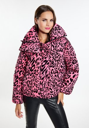 Rosa Pufferjacke mit schwarzem Leopardenmuster, übergroßem Kragen, Reißverschluss und zwei Fronttaschen. Glattes, glänzendes Material mit gestepptem Muster.