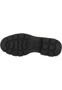 Soletta di scarpa nera in gomma con profonde scanalature e motivi segmentati per una migliore aderenza. Presenta una superficie piatta con dettagli in rilievo vicino al tallone.