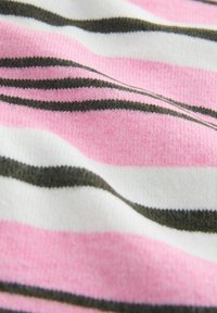 Pruhovaná textília v ružovej, bielej a tmavozelenej farbe. Mäkká štruktúra, s viditeľným pleteným vzorom a vláknami, ktoré vytvárajú hĺbku.