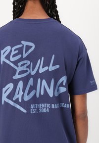 Red Bull Racing x Pepe Jeans MARKER SCRIPT TEE - T-shirts print - eton blue