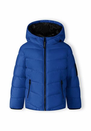 Veste d'hiver matelassée bleue avec capuche, doublure intérieure noire, fermeture éclair devant, deux poches zippées et un écusson sur la manche gauche.