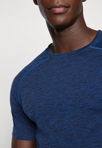 Pier One Sport SEAMLESS SPACE DYE 2 PACK - Paprasti marškinėliai - dark blue/bordeaux