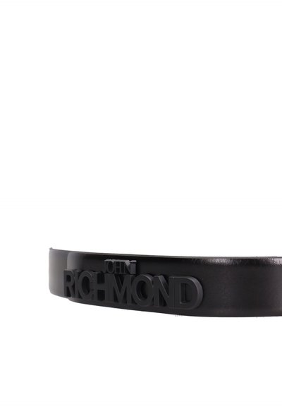 Zwarte leren riem met verhoogd "John Richmond" logo detail op het riem tegen een witte achtergrond.