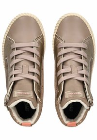 Botas de cuero marrón hasta el tobillo con puntas redondeadas, cordones rosas y suelas beige. Con cremallera lateral y forro interior suave.