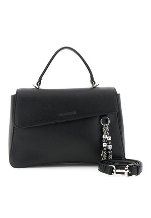 Sort læderhåndtaske med top håndtag og aftagelig skulderrem, pyntet med et vedhæng med bogstavperler, der staver "CAFÉ NOIR."