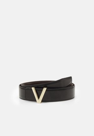 Ceinture en cuir noir enroulée avec une boucle dorée en forme de V, affichée sur un fond blanc uni.