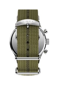 Montre Timex avec un bracelet en tissu vert à motif texturé et du matériel en acier inoxydable argenté, comprenant un boîtier poli et une boucle.