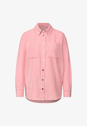 Chemise en velours côtelé rose avec un col à revers, deux poches poitrine et des boutons-pression. Présente une texture côtelée verticale et des manches longues.