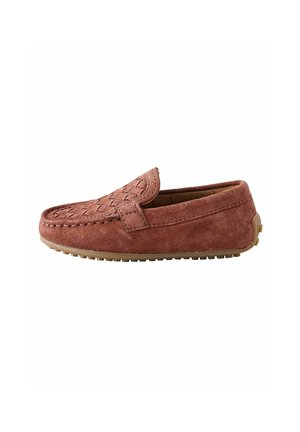 Brun herre loafer i ruskind med fletmønster på toppen og gummisål med grebsskuber.
