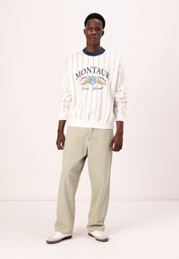 Abercrombie & Fitch Golf Graphic Crew Sweatshirt - Sudadera - white