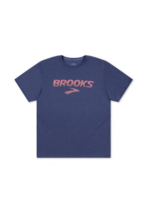 T-shirt blu navy a maniche corte realizzato in materiale morbido, con un logo "BROOKS" in gradiente rosa e una texture liscia.