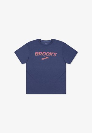 Tumesinine lühikeste varrukatega t-särk, mis on valmistatud pehmest materjalist ja millel on sujuv tekstuur, esitades roosa gradueeritud "BROOKS" logo.