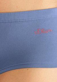 Blaue Stretch-Stoff Slips mit glatter Textur, elastischem Bund und rotem gesticktem Logo "s.Oliver" an der Seitennaht.