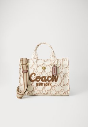 Beżowa torebka materiałowa z brązowym wzorem logo, haftowana ""Coach New York"", z dwoma rączkami, zapięciem na przekręcanie i regulowanym paskiem na ramię w paski.