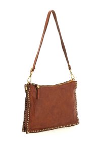 Borsa a tracolla in pelle marrone con una lunga tracolla, dotata di dettagli in metallo dorato e borchie decorative lungo i bordi. Chiusura con cerniera sulla parte superiore.