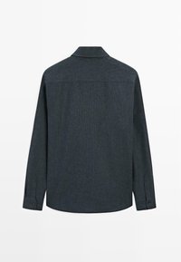 Tmavě šedá košile s knoflíky vyrobená z texturované látky. Má dlouhé rukávy, špičatý límec a manžety na knoflíky. Zobrazený pohled zezadu.