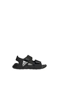 Sort atletisk sandal med lukket tå, justerbare remme, polstret sål og fremtrædende hvid Adidas-logo på siden.