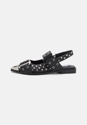 Sort flad sandal med sølvmetalnitter, to justerbare remme og metallisk spids tåhætte.