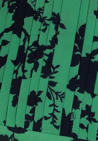 Groene stof met geplooide textuur, versierd met een zwart bloemenpatroon. Het ontwerp omvat verschillende vormen van bladeren en bloemen.