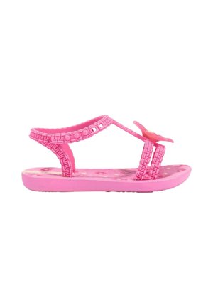 Sandalo rosa per bambini con cinturini intrecciati, motivi floreali sulla suola interna e decorazione a farfalla sul cinturino frontale.