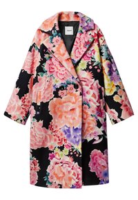 Květinový kabát s černým základem a barevnými velkými květinovými vzory. Límec s výstřihem do zářezu, dvouřadé knoflíky a dvě boční kapsy.