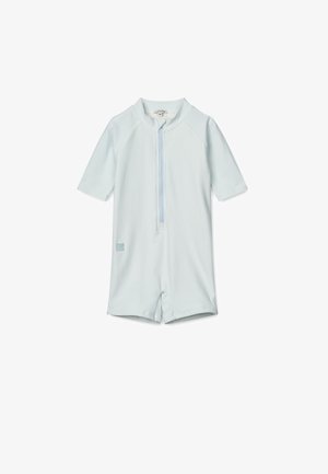 Rövid ujjú gyermek rugdalózó világoskék színben, vékony csíkokkal, elöl zipzárral és egy kis logóval a bal lábon.