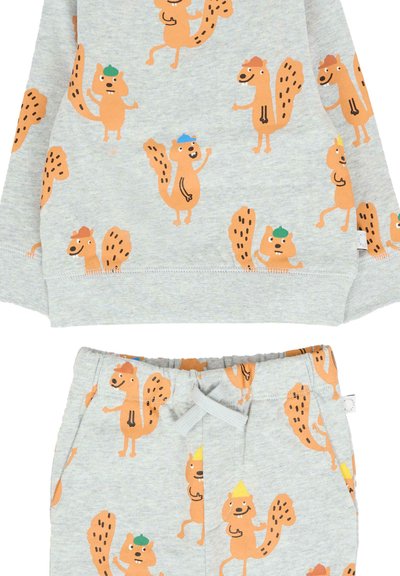 Completo grigio per bambini con felpa e pantaloni, decorato con scoiattoli cartoon arancioni che indossano cappelli colorati in un motivo ripetuto.