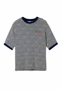 Tričko s krátkými rukávy v námořnické modři a krémové barvě s abstraktním geometrickým vzorem a malým červeným logem na hrudi.