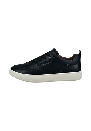 Zapatilla negra de corte bajo con suela blanca, diseño con cordones, texto "bugatti" en el lateral y pestaña para tirar en el talón.