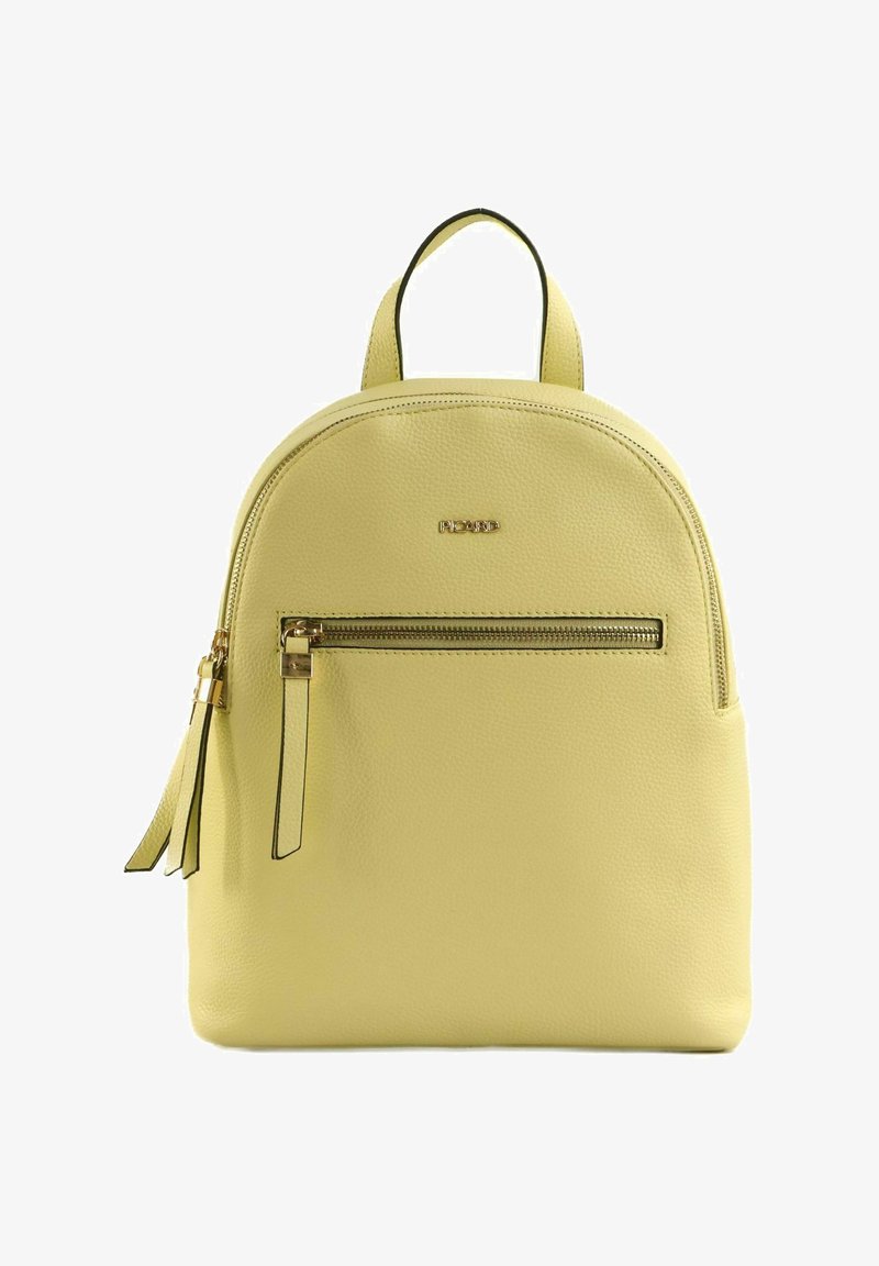Pequeña mochila de cuero amarilla con bolsillo frontal con cremallera, tiradores de cremallera dorados y asa superior, mostrada sobre un fondo blanco.