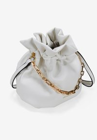 Bolsa de drawstring de cuero blanco con una parte superior fruncida, accesorios de cadena dorada y acentos en negro. Textura suave, forma redonda y diseño minimalista.