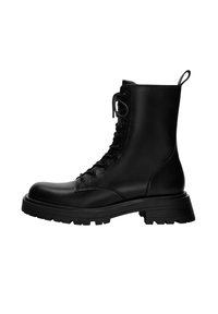 Stivaletto in pelle nera con punta tonda, allacciatura frontale, superficie strutturata e suola robusta per una maggiore aderenza e durata.