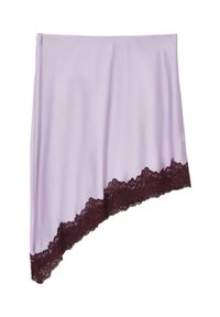 Gonna asimmetrica lilla con bordo in pizzo viola scuro lungo l'orlo angolato, tessuto liscio con leggero drappeggio.
