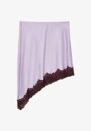 Lila asymmetrischer Rock mit dunkelviolettem Spitzenbesatz entlang des schrägen Saums, glattes Material mit leichter Drapierung.